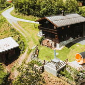 Luftaufnahme der Berghütte Artlieb in Bischofshofen im Salzburger Land mit Hot-Pot und Fasssauna im Garten, Berghütte in Alleinlage für Familien und Freunde