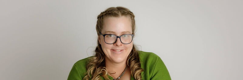 Julia von Urlaubshütten berät euch gerne.