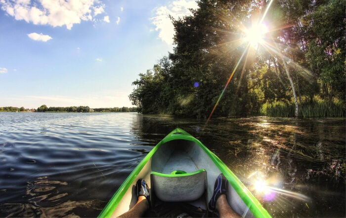 Canoeing on the lake – activity on a hut holiday