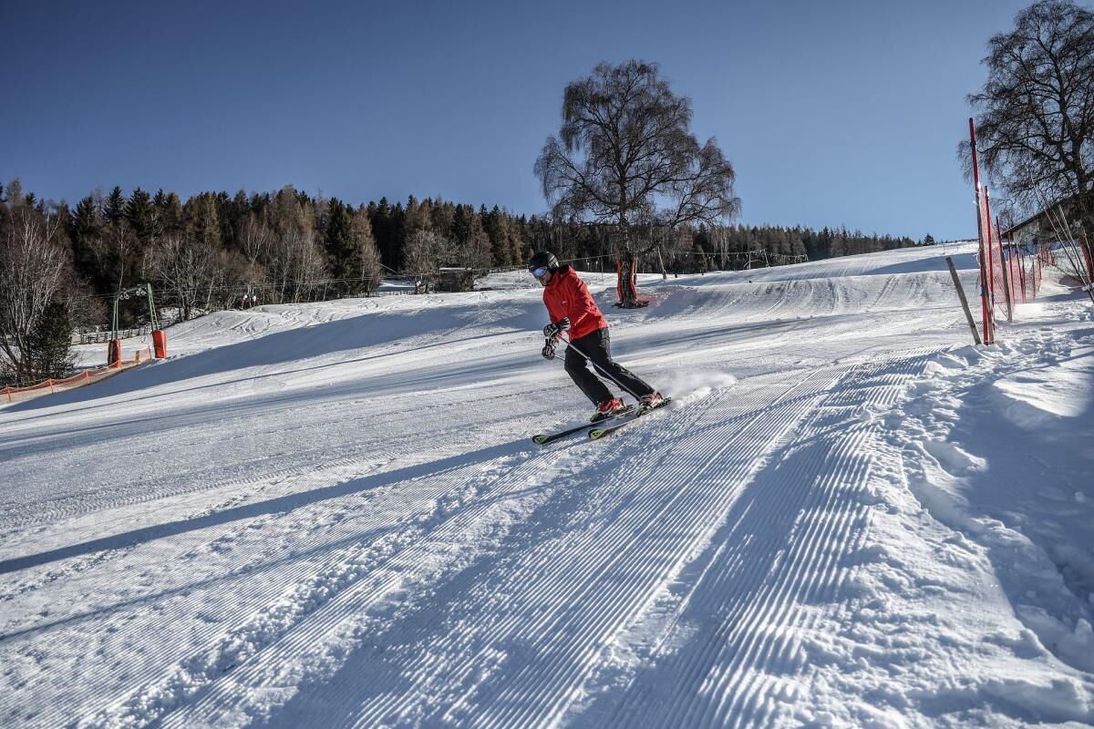 Skifahrer auf der präparierten Piste in den Tuxer Alpen, Skigebiet in der Nähe des Kochhäusls am Wattenberg