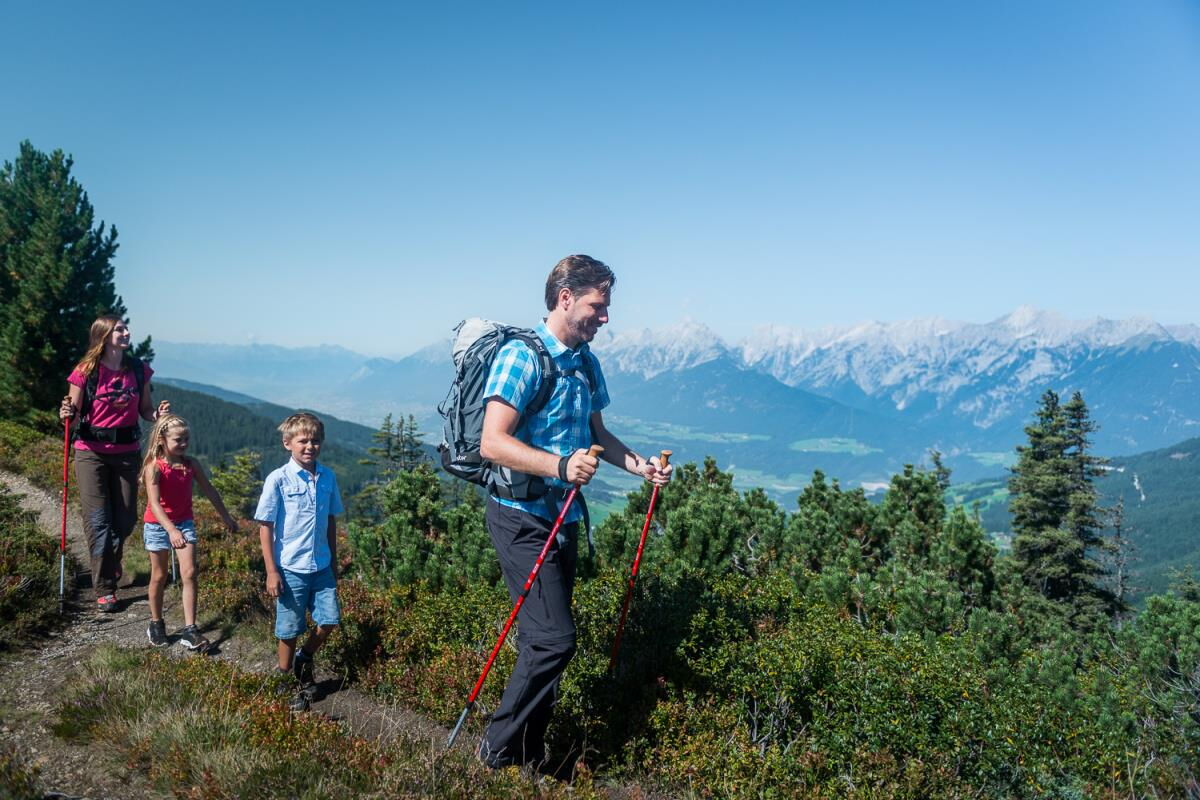 Wandern am Klimawanderweg Vomperberg nahe Alpenrehblick, Naturpark Karwendel in Tirol