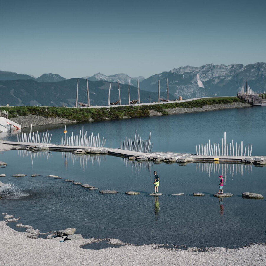 Der Fichtensee mit toller Bergkulisse im Hintergrund.