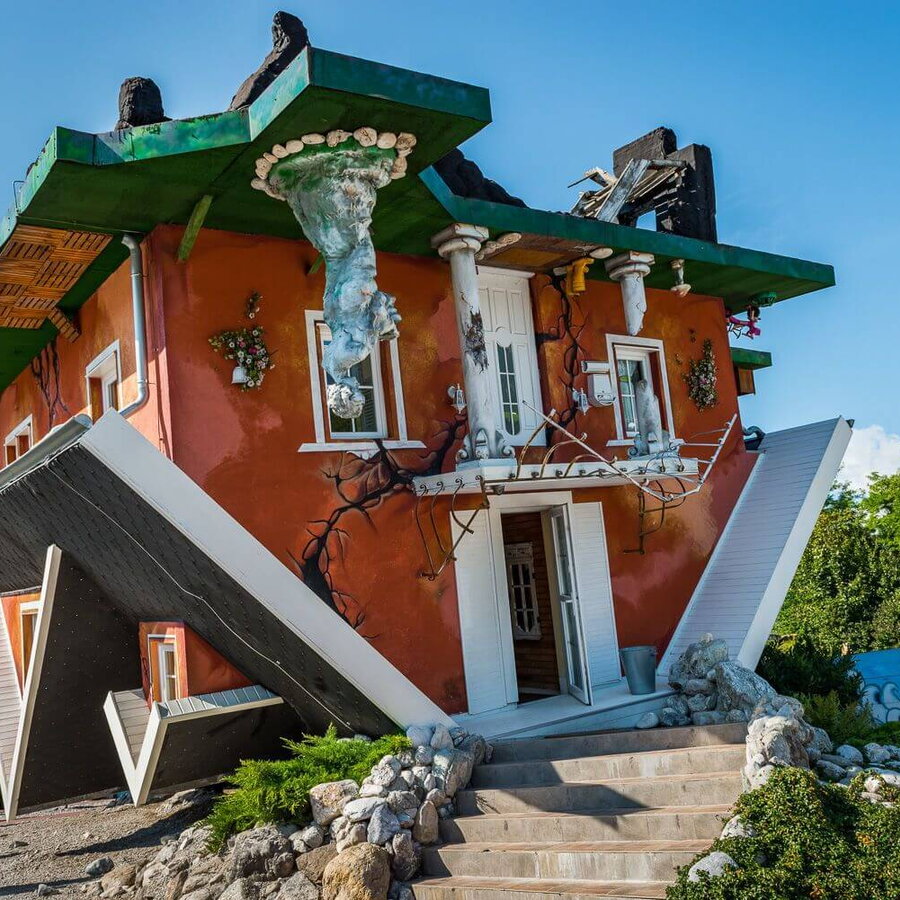 Das Haus steht Kopf von der Vorderansicht.