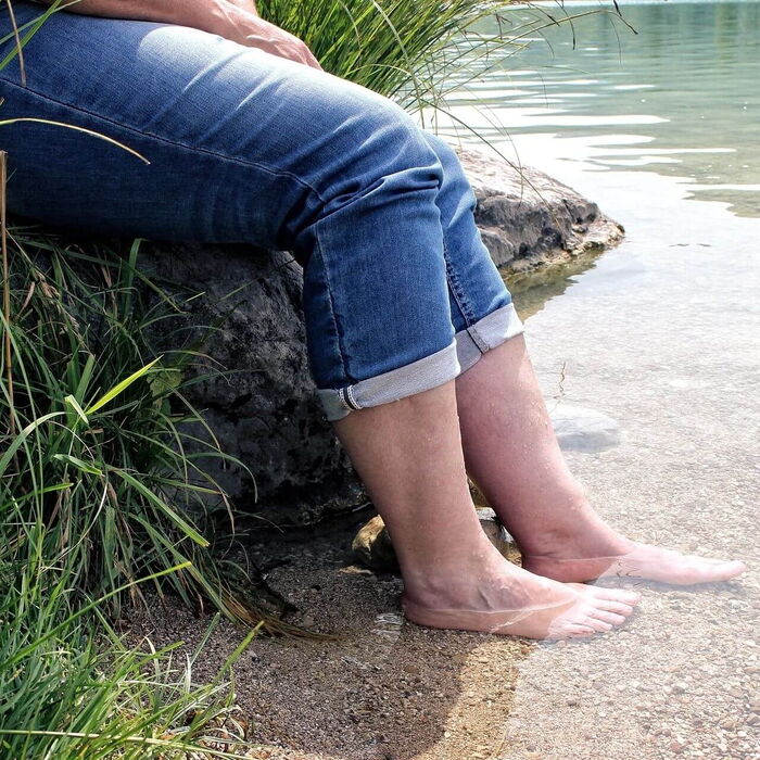 Die Füße in den Kühlen Bach geben, es belebt den ganzen Körper.