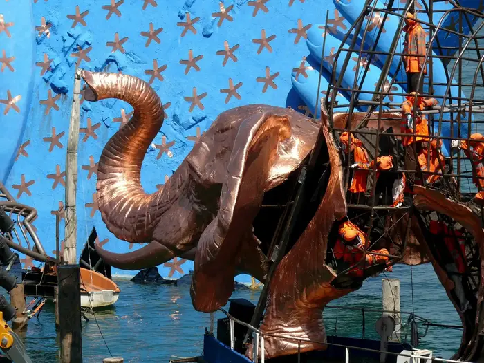 Bühnenbild der Seebühne in Bregenz mit großer Elefantenfigur über dem Bodensee