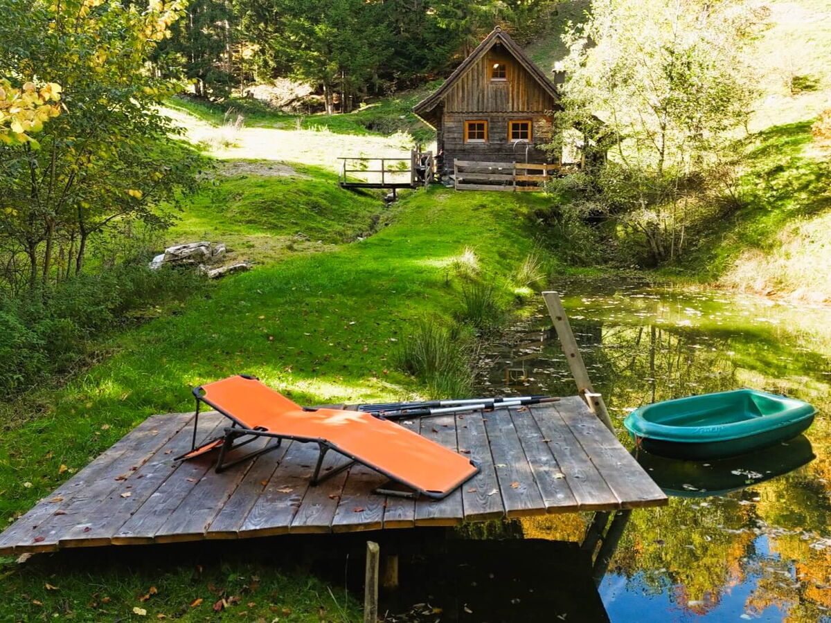 Mühlenhütte mit Steg und Ruderboot am Privatteich im Pielachtal, exklusive Sommerhütte im Mostviertel