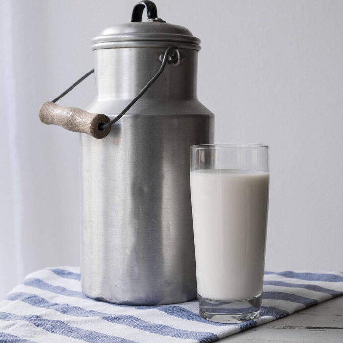 Genieße ein frisches Glas Milch direkt vom Bauern in der Milchkanne geholt.