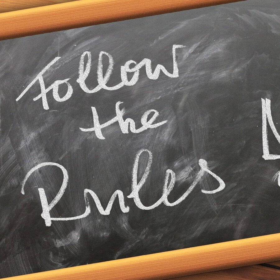 Eine Tafel wo darauf steht "Follow the Rules"!