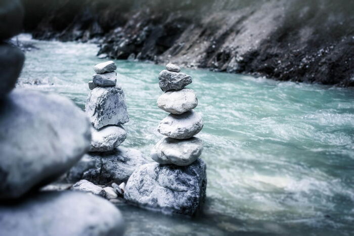 Building Steinmandl (stone cairns) – activity on a hut holiday