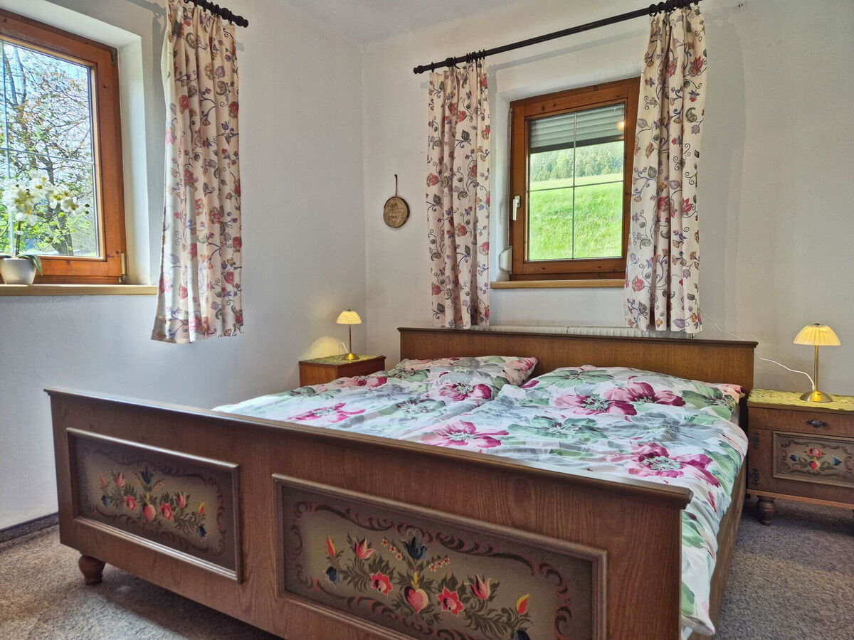 Doppelbett-Schlafzimmer im Alpenrehblick, Landhaus für 7 Personen am Vomperberg in Tirol