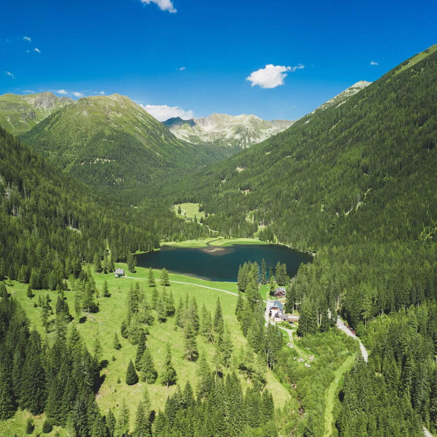 Der Etrachsee liegt idyllisch in den Krakauer Bergen und lädt zum Baden, Angeln und Bootfahren ein.
