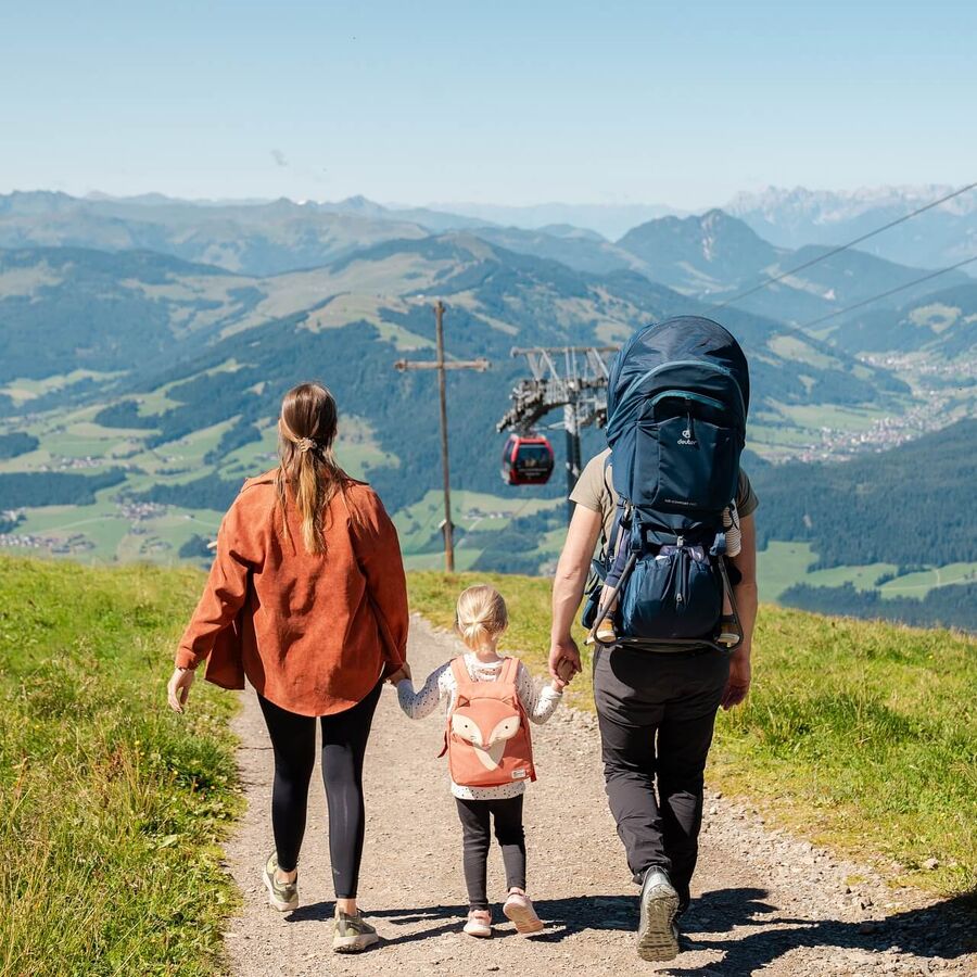 Neben der Gondel an der Hohen Salve mit der Familie wandern.