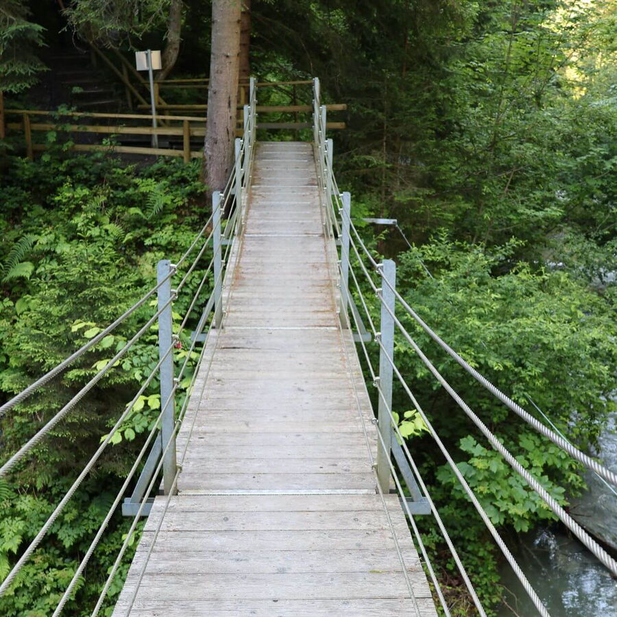 Die Hängebrücke zwischen Kolsassberg und Weerberg über den Bach.