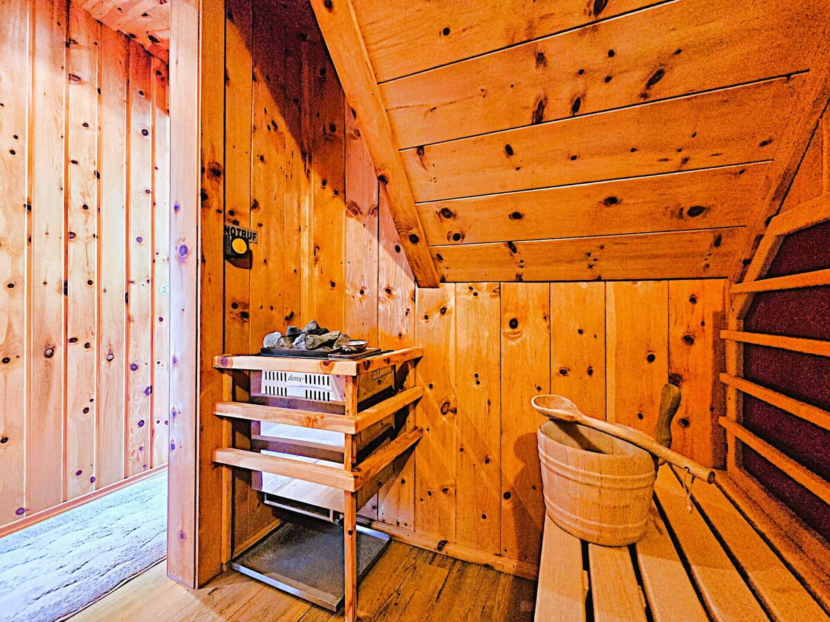 Saunabereich der Pietschacher Almhütte mit Infrarotkabine, finnischer Sauna und Holzkübel