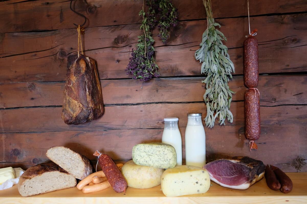 Tiroler Brettljause mit hausgemachtem Bauernspeck, Bergkäse und Brot, regionale Spezialitäten der Silberregion Karwendel.
