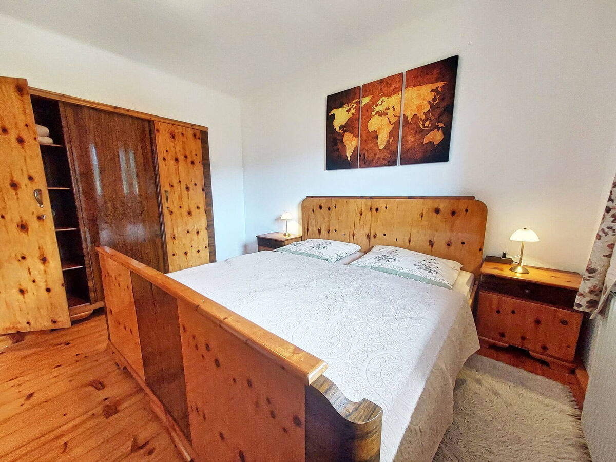 Zweites Doppelbett-Schlafzimmer im Alpenrehblick, traditionelles Landhaus für Familien am Vomperberg