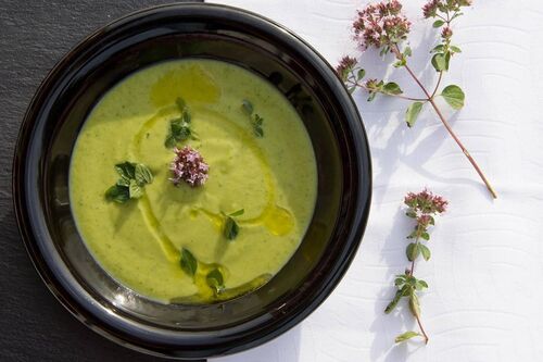 Eine Brennnesselsuppe schön angerichtet am Tisch.
