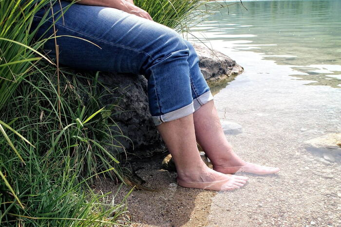 Kneipp water treading in the stream – activity on a hut holiday