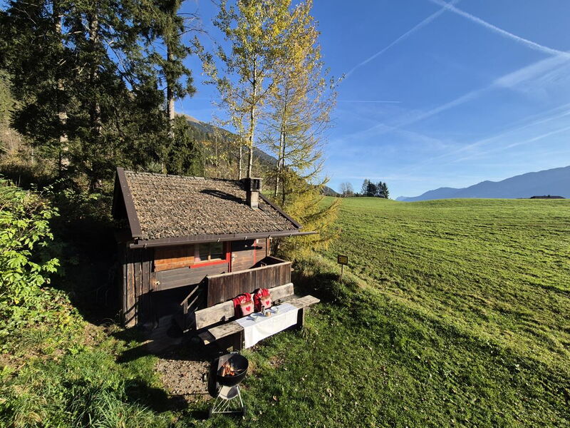 Berghütte für 2 Personen auf Bergwiese im Karwendel, Liegestühle vor dem Holzbalkon
