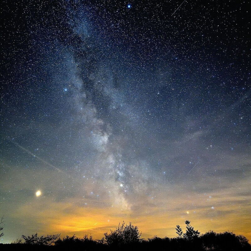 Einen gut sichtbaren Sternenhimmel beobachten.