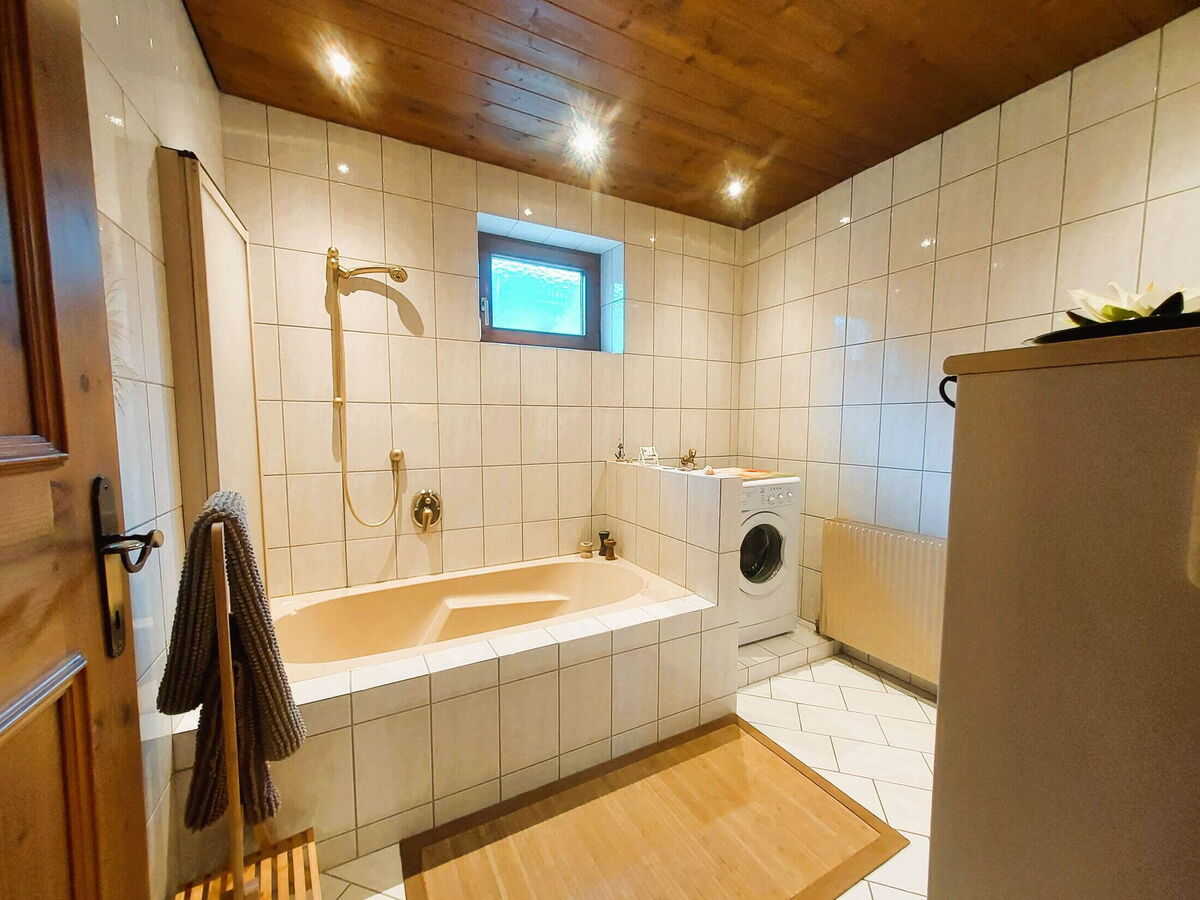 Badezimmer im Alpenrehblick mit Badewanne und Dusche, Wellness-Komfort am Vomperberg in Tirol