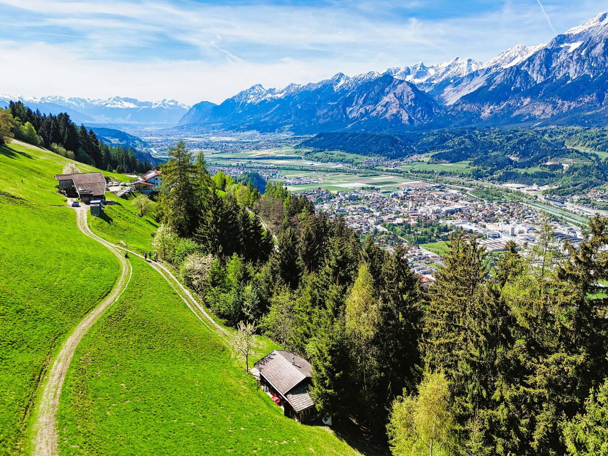 Luftaufnahme des Wiesenhangs am Wattenberg mit Wanderweg und weitem Blick ins Inntal und aufs Karwendel, Lage des Kochhäusls