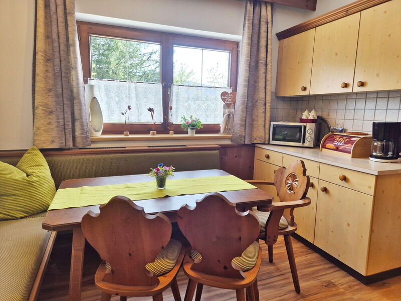 Dining room in the Alpenrehblick with a country-style corner bench, cosy country house on the Vomperberg in Tyrol