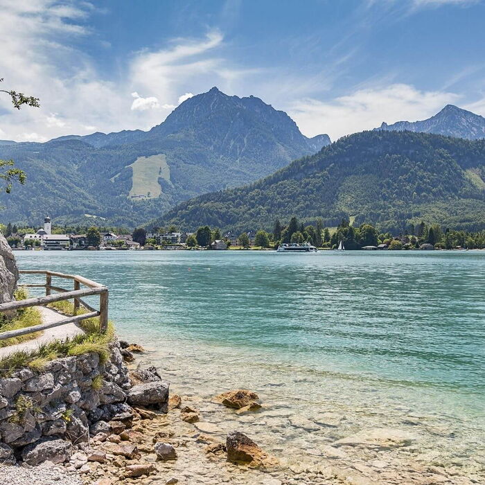 Der glasklare Wolfgangsee erstrahlt in seiner einzigartigen Pracht mit schönster Kulisse.