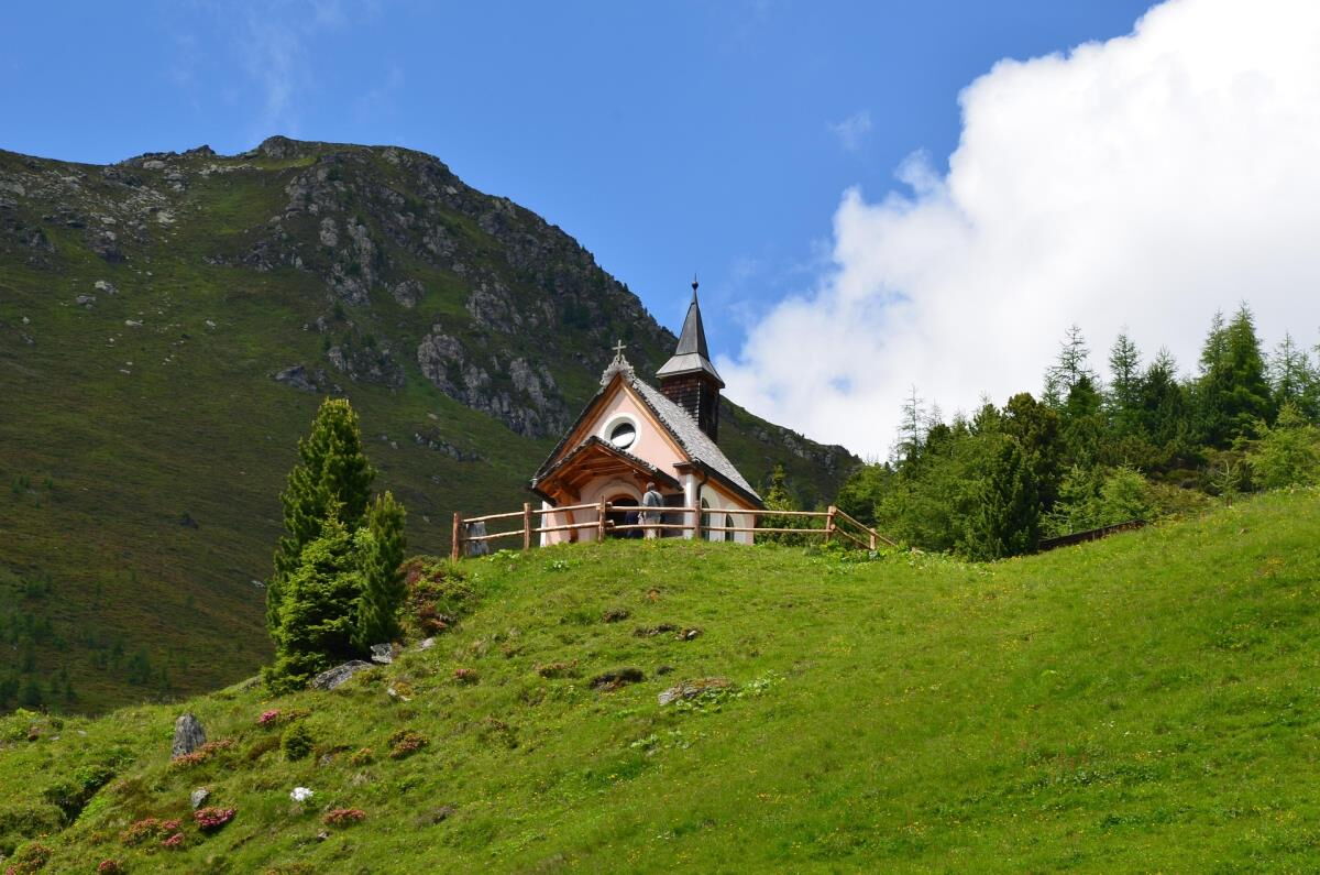 Chapel in the mountains near the Breitbergalm, a cultural stop on the Fügenberg in the Zillertal