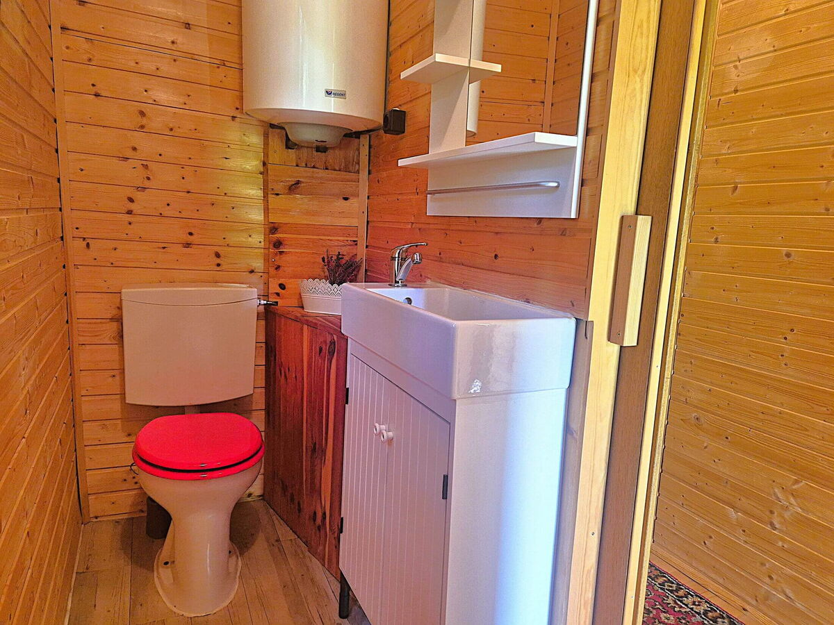 WC mit Waschbecken und Holzwänden im Kochhäusl am Wattenberg, Berghütte in Alleinlage in den Tuxer Alpen