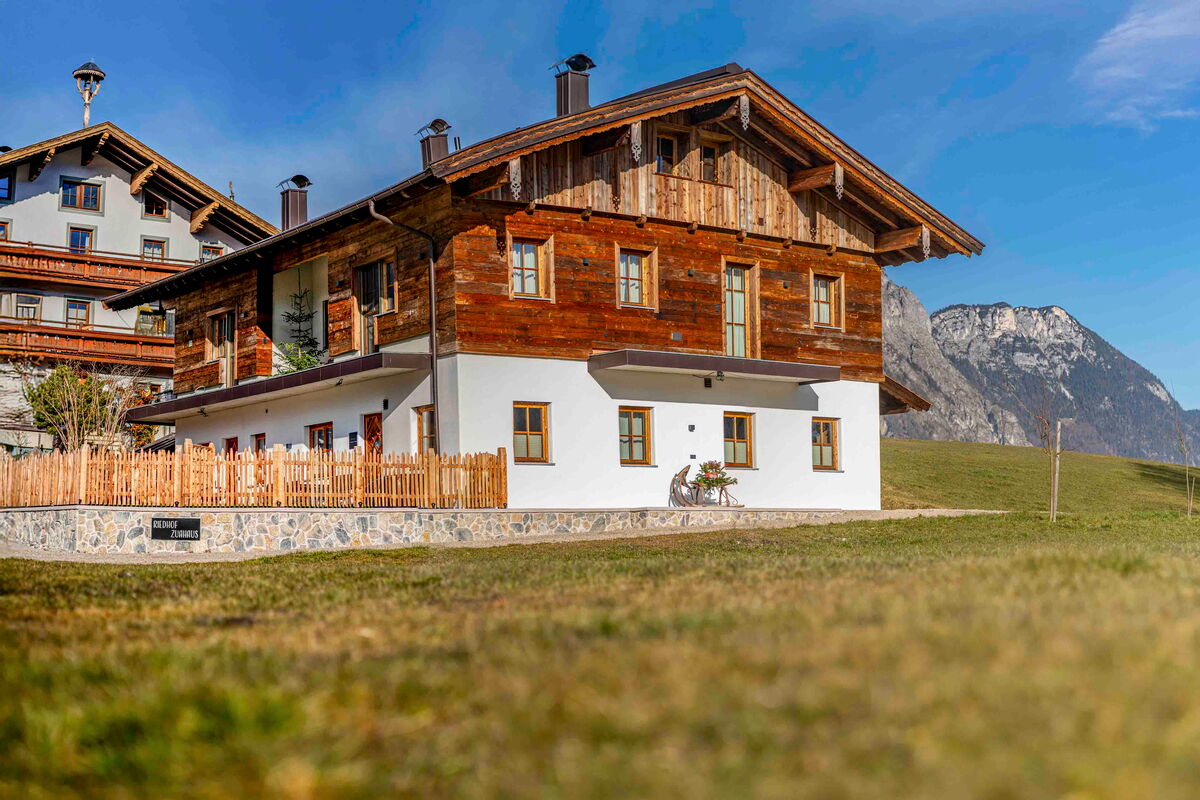Riedhof in Breitenbach am Inn mit Altholzfassade und Wiese, Bauernhof im Alpbachtal in Tirol