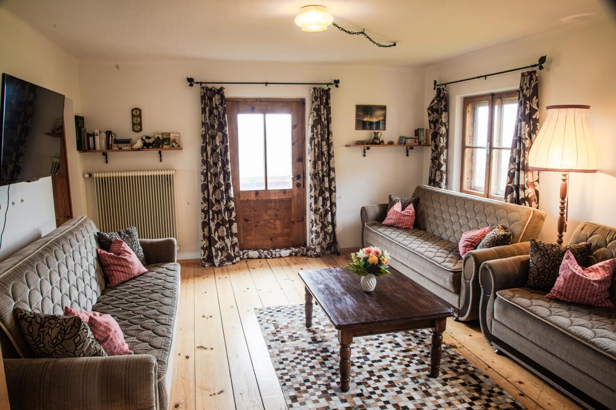 Living room in the Grafenhäusl with two sofas and high ceilings, holiday house for up to 12 people in Tyrol