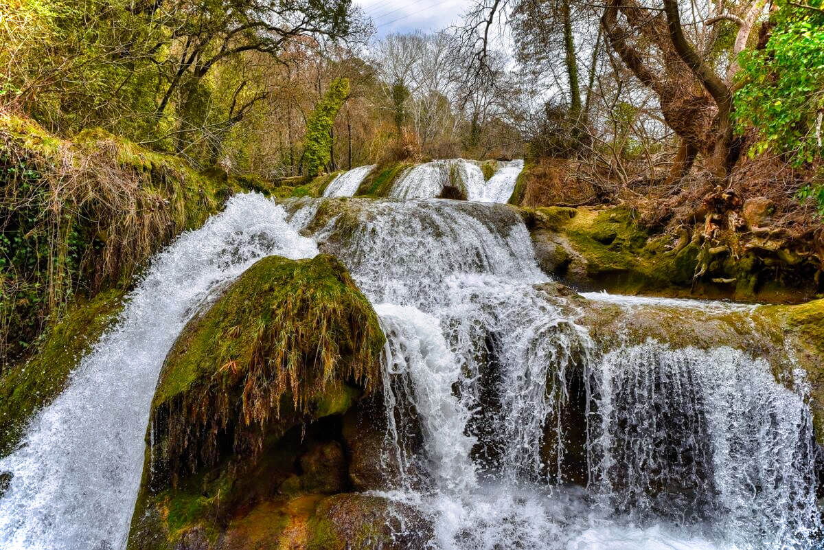 Naturschauspiel Wasserfall im Wald in der Umgebung der Abenteurer-Hütte, Niederösterreich.