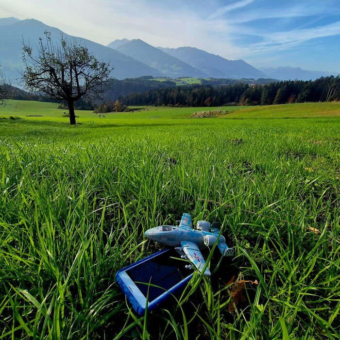 Handy aus in den Bergen: Ein Moment der Entspannung und Abkehr von der digitalen Welt, umgeben von der unberührten Natur und majestätischen Gipfeln.
