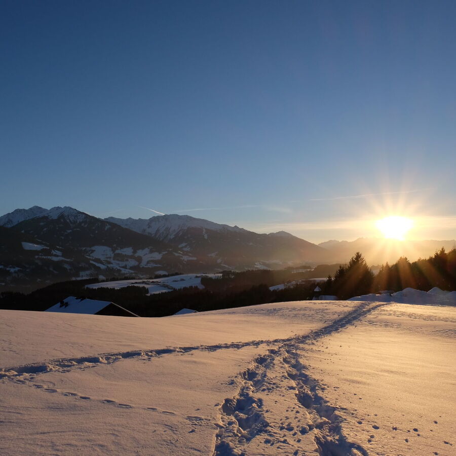 Die verschneite Winterlandschaft in den Bergen.