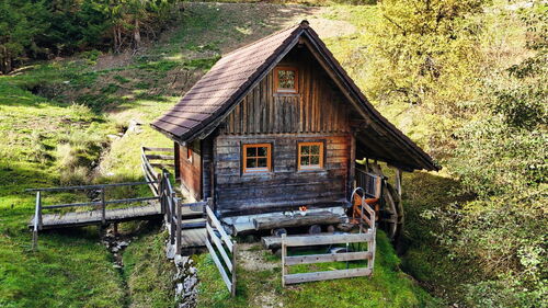 Vorderansicht der liebevollen Mühlenhütte im Mostviertel.