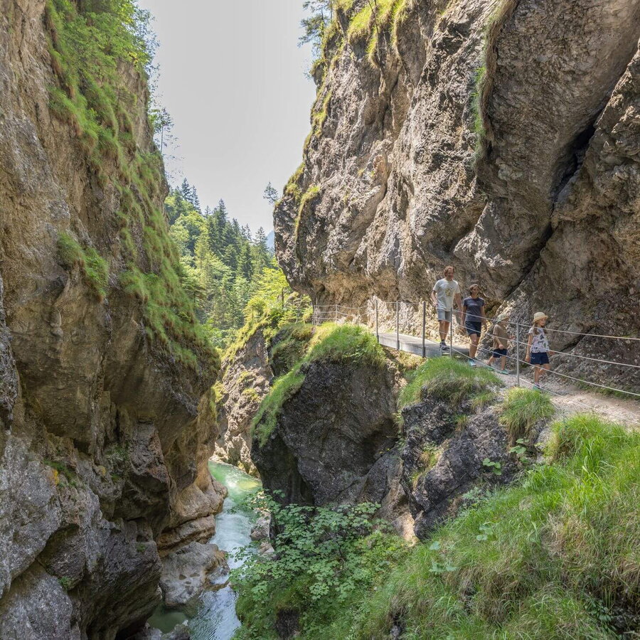 Die schöne Tiefenbachklamm als Familie erkunden.