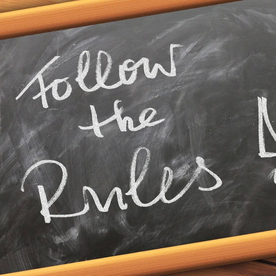 Eine Tafel wo darauf steht "Follow the Rules"!