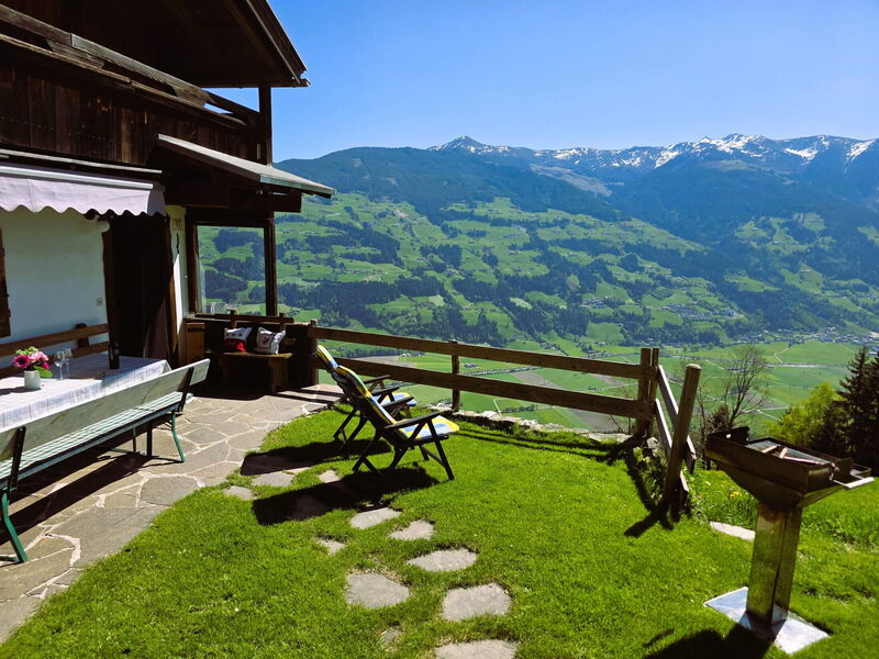Breitbergalm with valley view and a bench in front of the hut, alpine hut for groups on the Fügenberg in the Zillertal