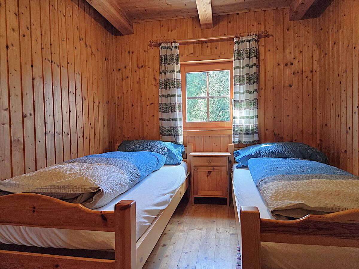 Schlafzimmer mit zwei Einzelbetten in der Zarze Almhütte, Almhütte für 4 Personen im Nationalpark Hohe Tauern