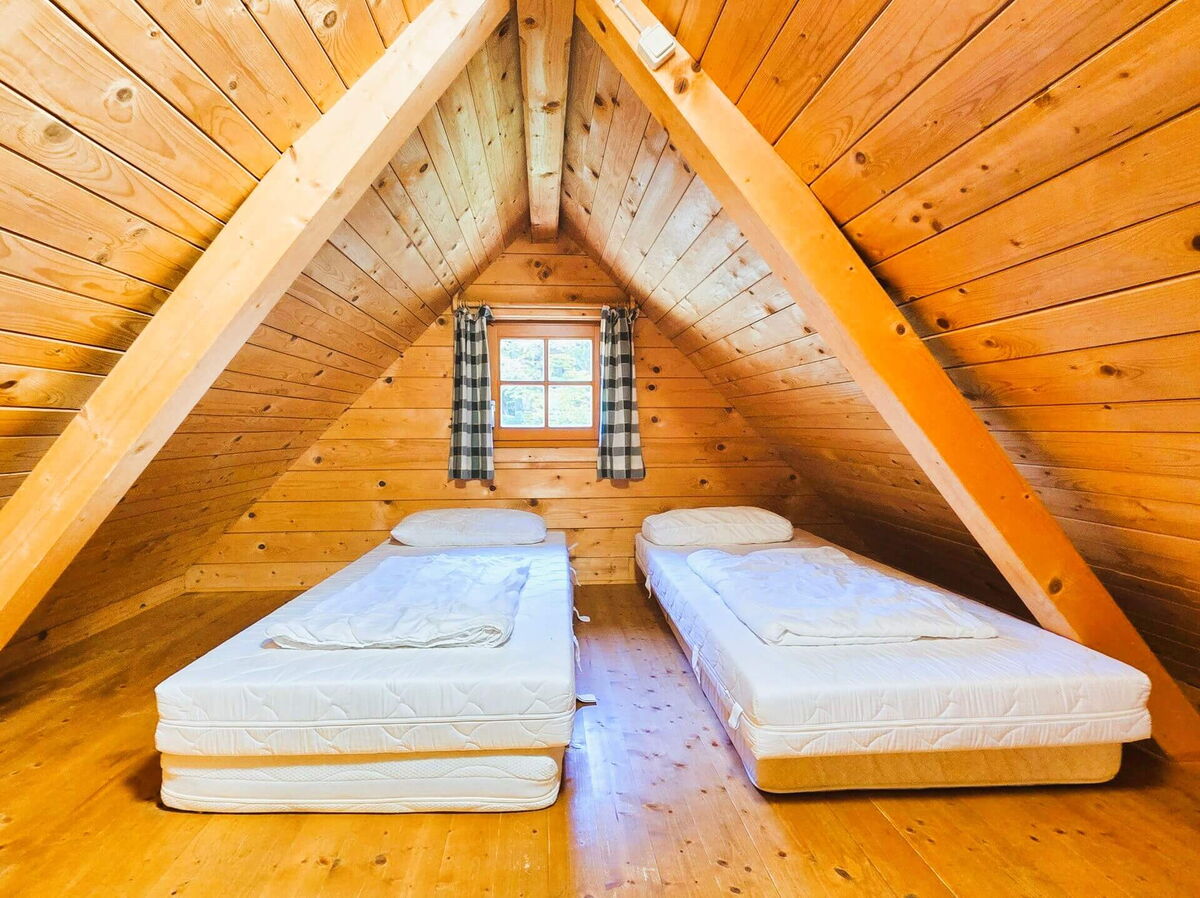 Schlaflager unter dem Dach der Mühlenhütte mit zwei Matratzen, Ferienhütte für 5 Personen im Pielachtal