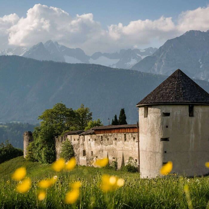 Im Sommer die Ruine Rettenberg am Kolsassberg besichtigen.