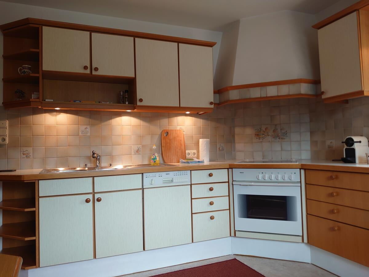 Voll ausgestattete Küchenzeile mit Herd, Backofen und viel Stauraum in der Ferienwohnung Sonnseitn Karwendel