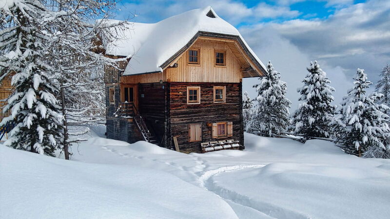Pietschacher Almhütte im Schnee auf der Hochrindl