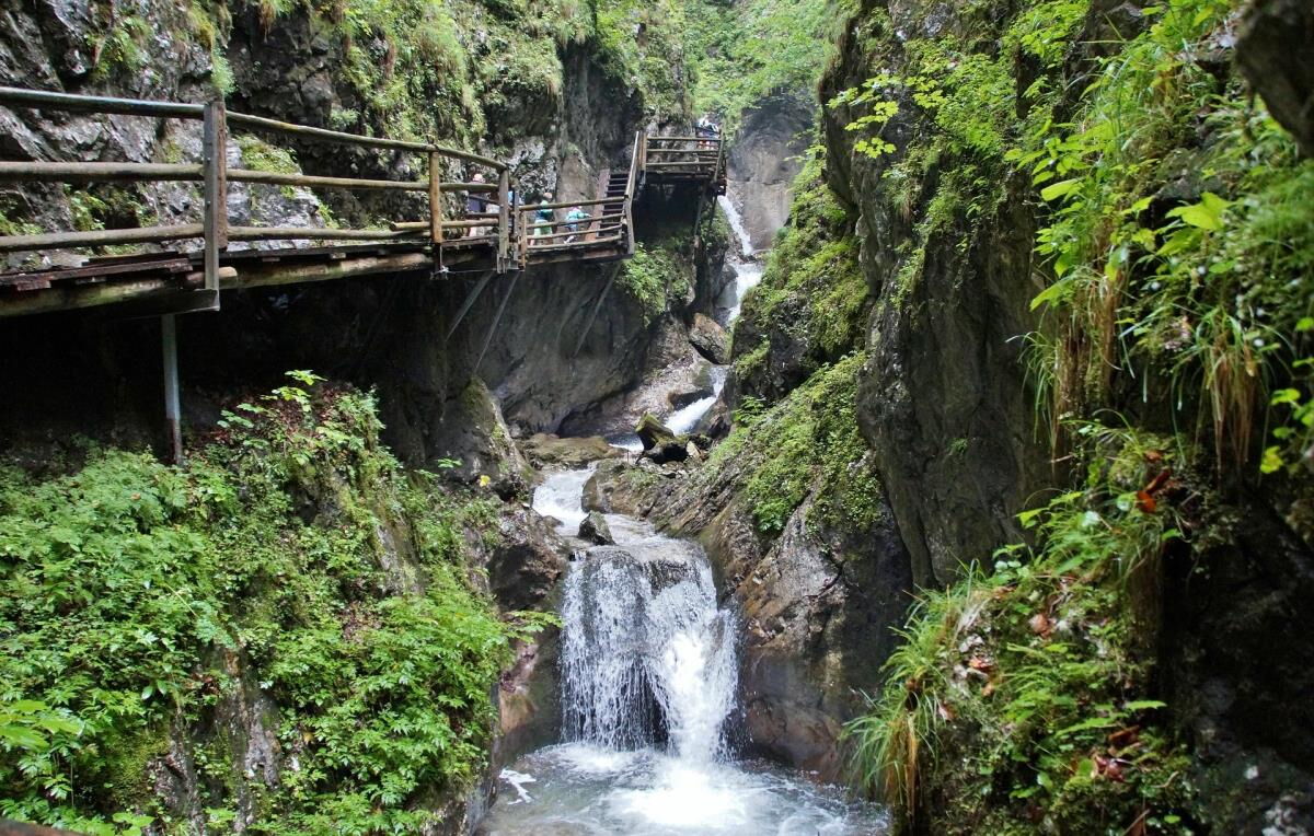 Klamm mit Wasserfall und Holzsteg nahe Mühlenhütte, Klammwanderung im Pielachtal im Mostviertel