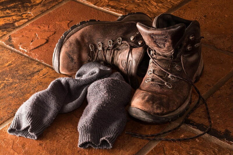 Feste Bergschuhe für die Wanderung