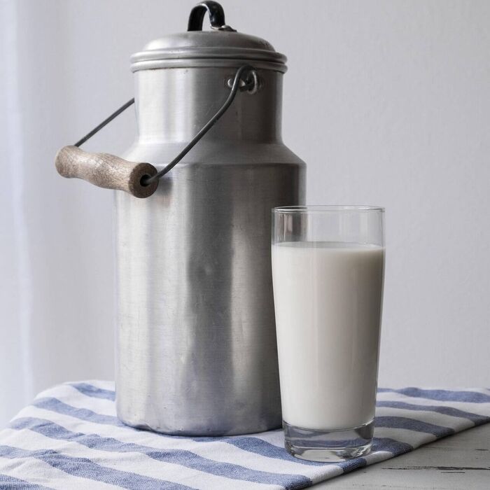 Genieße ein frisches Glas Milch direkt vom Bauern in der Milchkanne geholt.