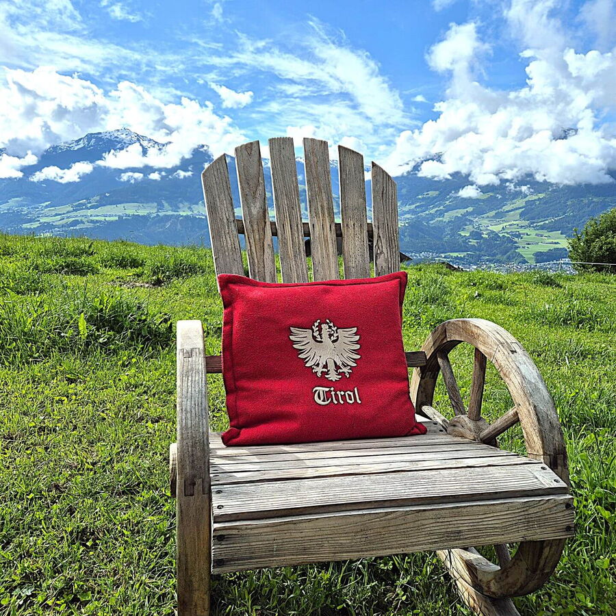 Die Bergwelt im Holzschaukelstuhl in Tirol genießen.