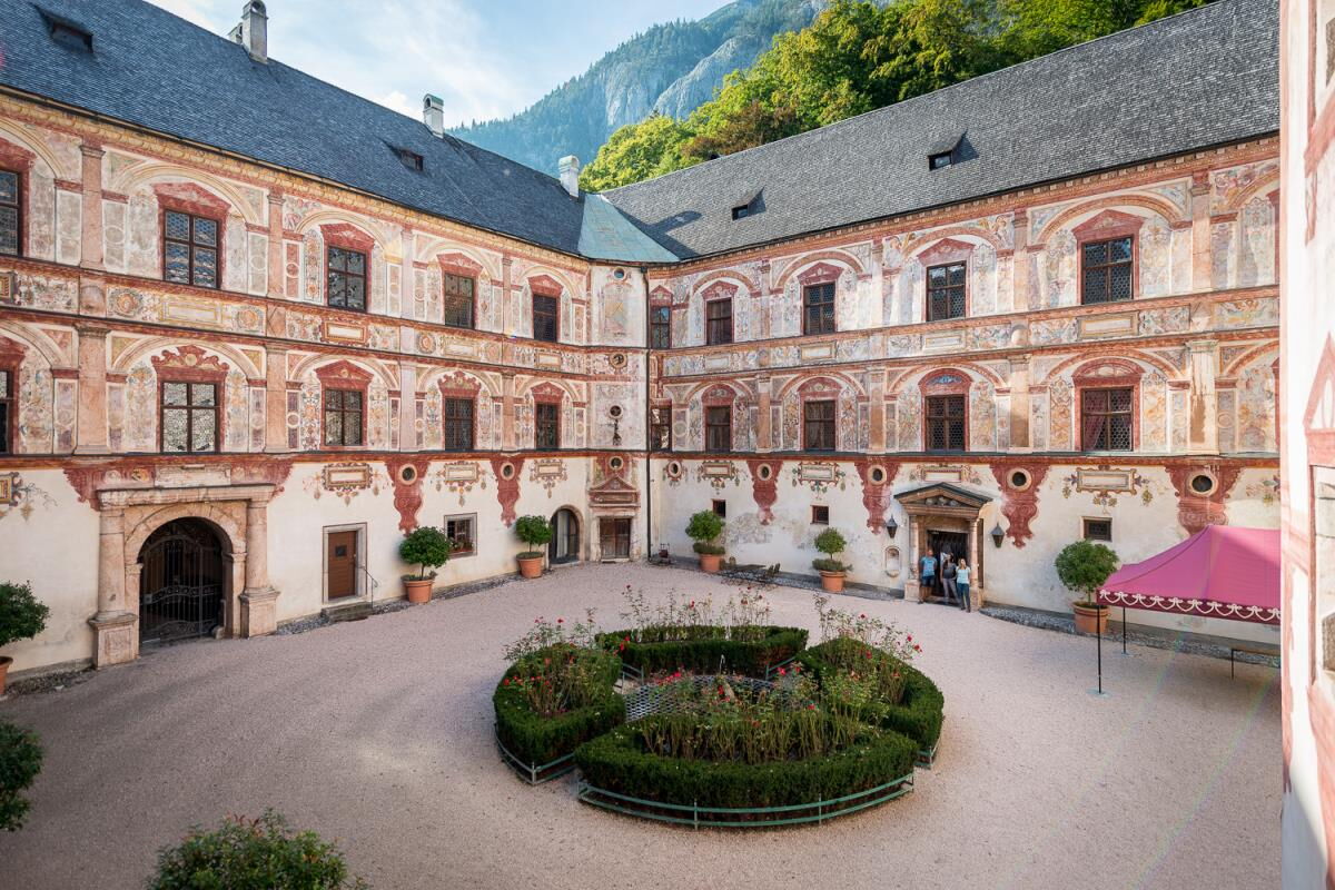 Schloss Tratzberg nahe Alpenrehblick, historisches Ausflugsziel in der Silberregion Karwendel