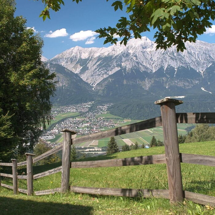 Blick von der anderen Talseite auf das Karwendelgebirge.